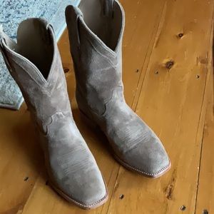 Tacovas, Men’s Size 10.